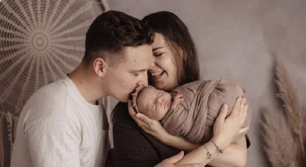 Maike Frommherz e la figlia morta a 17 mesi mentre il marito è stato dimesso dall'ospedale