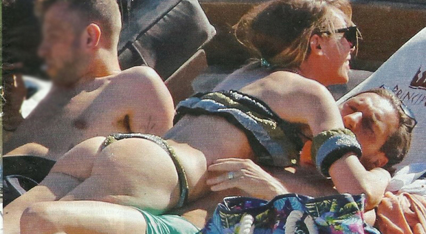 Francesco Totti e Ilary Blasi, coccole e baci durante la vacanza a Mykonos