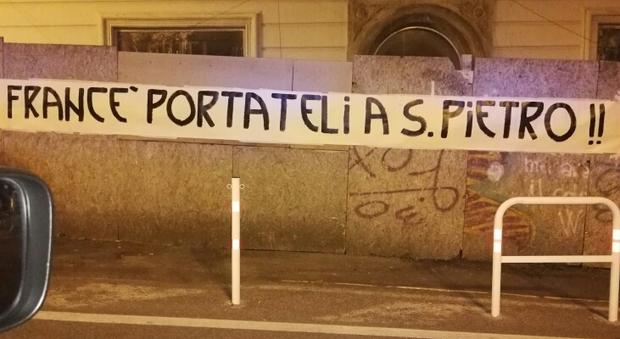 Migranti Diciotti a Rocca di Papa, striscione contro il Pontefice: «Francé portateli a San Pietro»