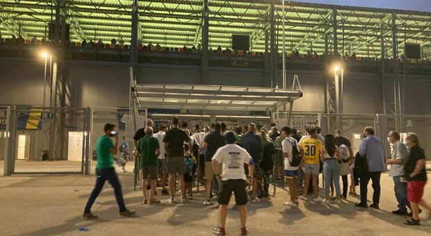Frosinone-Parma, tifoso accusa un malore mentre è in fila allo stadio "Stirpe" e muore in ospedale