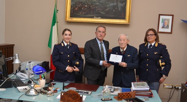 Alfonso Ferrara poliziotto di 104 anni: la targa dal questore di Caserta