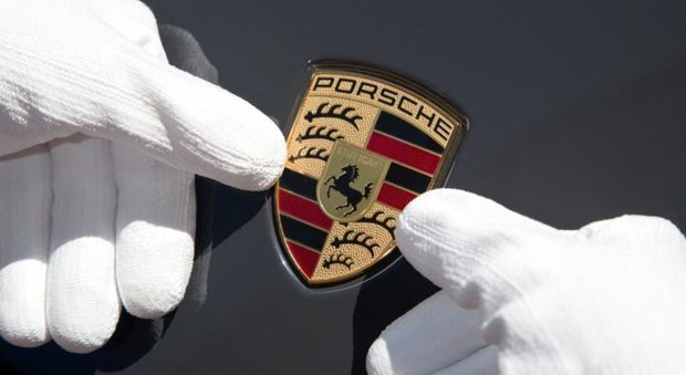 Il rapinatore in Porsche: dall'Austria al Garda per assalire i turisti armato di coltello