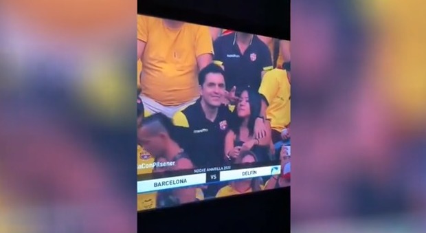 Tradimento in diretta allo stadio, il protagonista su Instagram: «La colpa è delle donne, io sono la vittima» Video