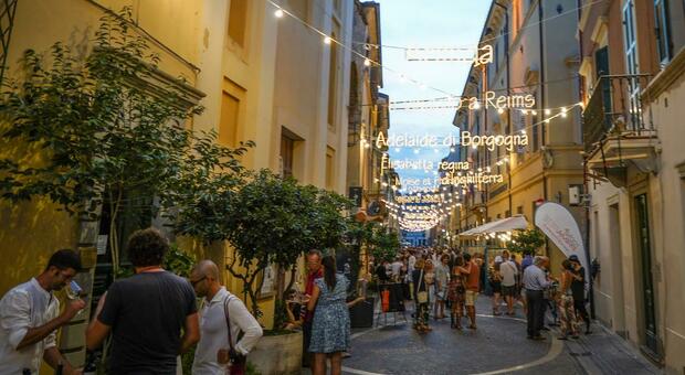 Pesaro, l'affondo dei commercianti: «Tariffe e costi alle stelle, in centro portiamo eventi ma il Comune ci sostenga» Via Passeri quest’estate durante uno “mercoledì”, sotto Andrea Dente