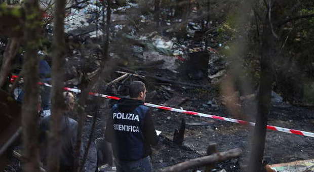 Roma, baracche in fiamme in campo nomadi, dopo dieci ore spunta un cadavere