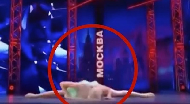 Come Lisa Fusco, la ballerina russa tenta la spaccata e si rompe il naso in diretta | Video