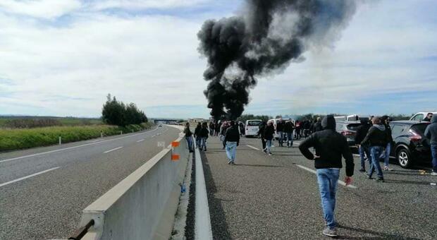 Scontro fra tifosi e inferno in autostrada, scatta l'obbligo di dimora per 12 ultras di Bari e Lecce