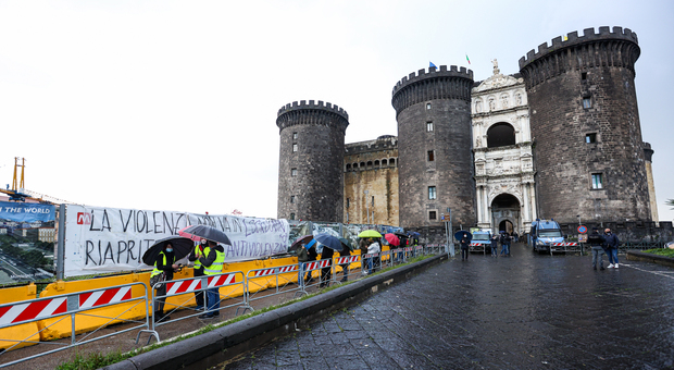 Appalti, tangenti al Comune di Napoli: «Le gare truccate in garage»