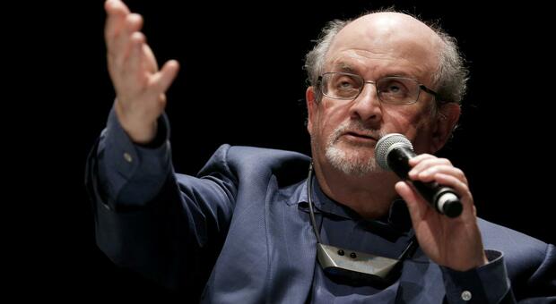 Salman Rushdie, dal 1989 vittima di fatwa per i suoi «Versi satanici»: la condanna a morte e i 9 anni sotto protezione