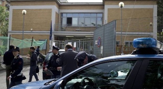 Lecco, prof prende a calci studentessa minorenne: indaga polizia