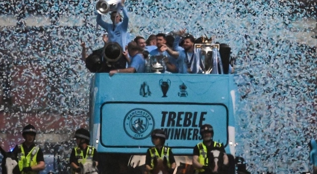 Manchester City, sfilata sotto la pioggia sul pullman scoperto per festeggiare il Triplete
