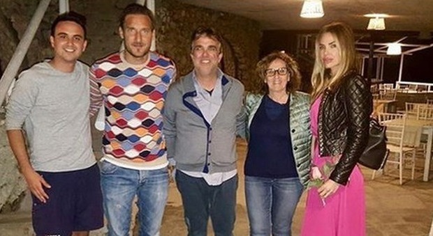 Ilary Blasi, compleanno a Capri con Totti: torta a sorpresa, baci e selfie ricordo
