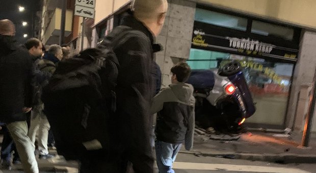 Incidente choc a Milano, si ribalta con la Smart e finisce dentro un negozio di kebab: il conducente è morto