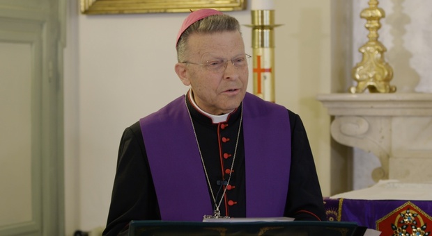 Il vescovo di Fano Armando Trasarti