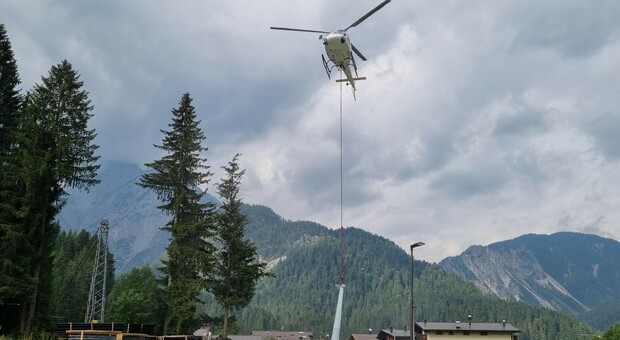 L'elicottero utilizzato da Enel per i lavori sulla rete elettrica in Comelico