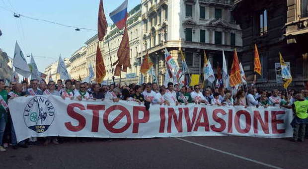 Lega in piazza a Milano contro l'immigrazione: «Stop invasione»