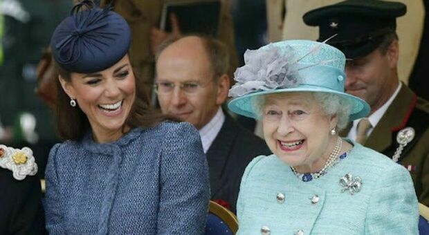 Kate, la scelta azzardata divide i sudditi: «Non è da lei». Tributo alla regina Elisabetta?