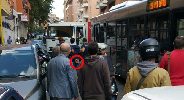 Roma, «Voglio salire sul bus»: immigrato aggredisce passeggeri e autista