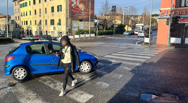Ancona, pedoni evitati come birilli per strada: «Mettete le zone 30»