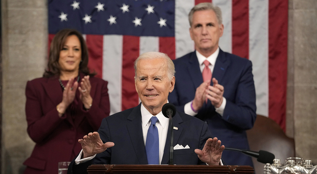 Emblematica l'immagine dello speaker della Camera McCarthy, espressione di punta del Partito Repubblicano, che applaude a scena aperta il presidente