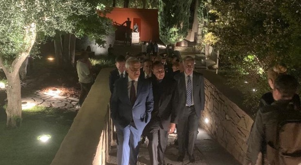 Il ministro Piantedosi con il sindaco Mastella e il prefetto Torlontano