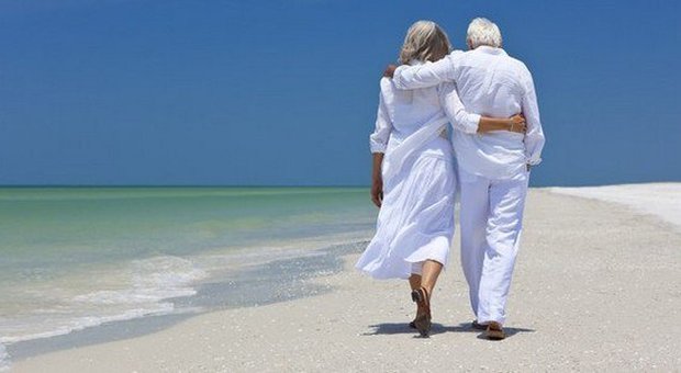 Longevità, le donne vivono più degli uomini: «Il segreto è nella genetica»