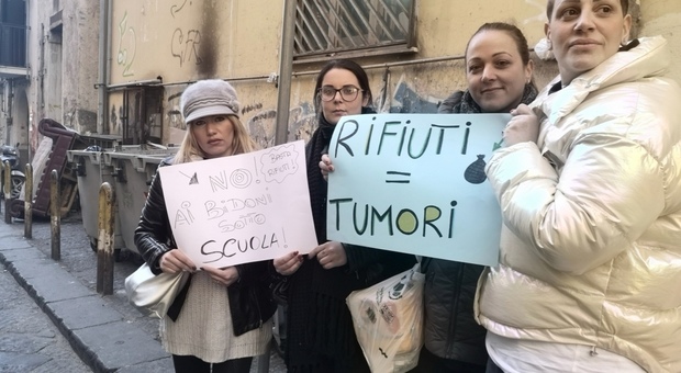 Napoli: rifiuti all'ingresso dell'asilo, le mamme scendono in piazza
