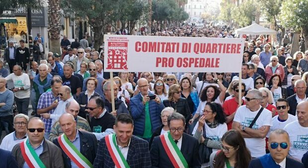 A sinistra, il sindaco di Spinetoli, Luciani. Sopra, la manifestazione popolare per il nuovo ospedale. Sotto, Piunti e il governatore Acquaroli