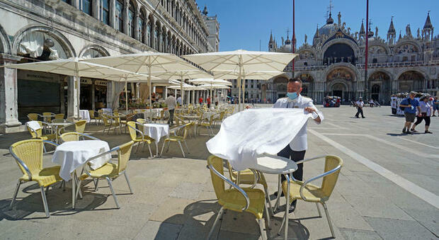 I famosi ombrelloni color panna nel cuore di Venezia
