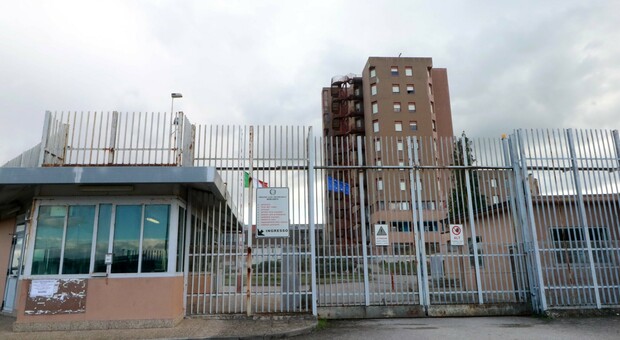 Benevento, scontri nel carcere di Capodimonte: alta tensione, feriti due agenti