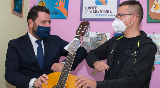 Andrea Sannino, la chitarra per i ragazzi di don Merola: «Nascerà un laboratorio»