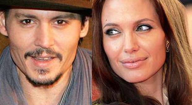 Angelina Jolie single, consolata da Johnny Depp: amore in vista?