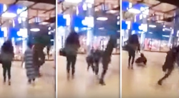 Olanda, sferra un calcio alle spalle di una donna e fugge: l'aggressione a sorpresa in un centro commerciale