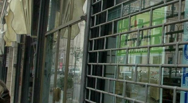 Roma, ruba un paio di scarpe distruggendo la vetrina del negozio con un blocco di cemento: arrestato