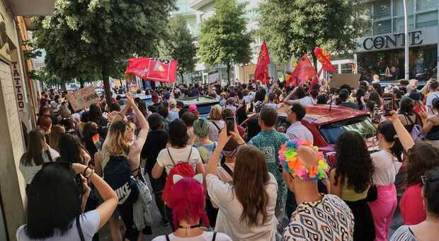 In migliaia sfilano al Marche Pride, tra i presenti Matteo Ricci: «Sbagliato negare il patrocinio»