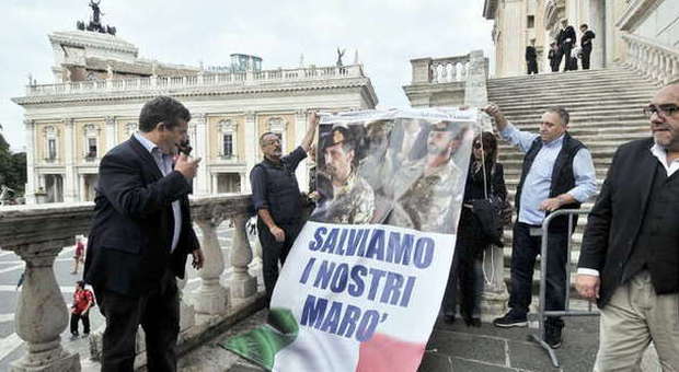 Marò, blitz in Campidoglio: “Prima Italia” rimette il poster rimosso