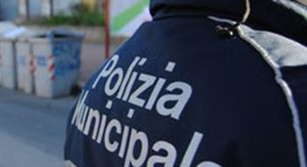 Blitz della polizia municipale a Napoli Est, sequestri e verbali contro gli abusivi