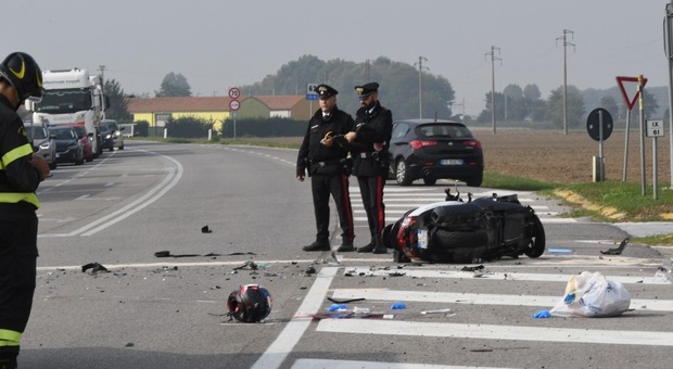 Schianto tra auto e scooter, motociclista muore sulla Statale 16 dopo un terribile volo