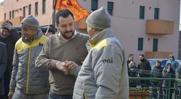 Salvini va a trovare Stacchio e gli regala due scatole di latte