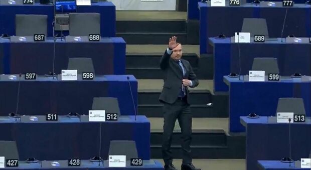 Saluto fascista al Parlamento Ue: l'eurodeputato bulgaro nella bufera. Poi si difende: «io frainteso»