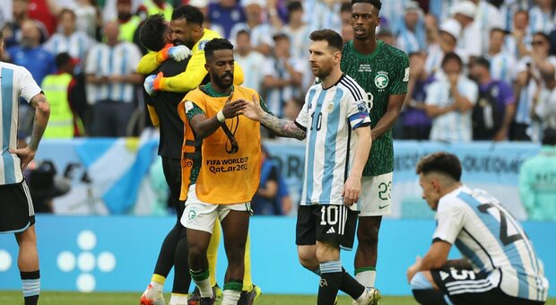Argentina, che flop all'esordio: l'Arabia Saudita rimonta e vince 2-1. Messi non basta