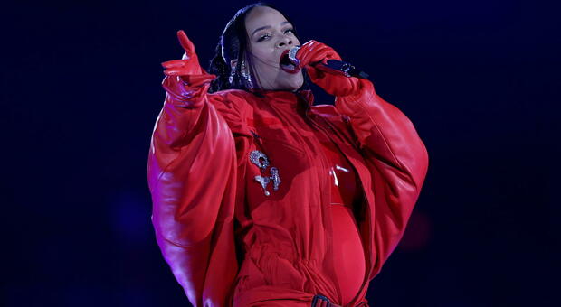 Rihanna incinta, sorpresa al Super Bowl: la tuta rossa mette in mostra il pancione