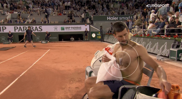 Il tennista Novak Djokovic mentre indossa il "cerotto" della Taopatch di Castello di Godego