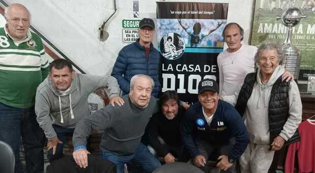 Lalo Maradona e alcuni amici del fratello Diego nella Casa de D10s a Buenos Aires