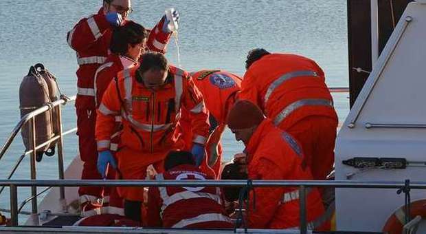 Tragedia del mare, quattro morti I superstiti: "Colpa di un'onda anomala"