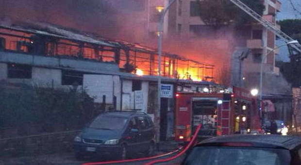 L'officina in fiamme a Tor Marancia (Foto Toiati/ Stanisci)