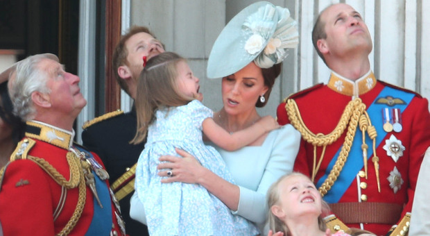 La piccola Charlotte cade sul Royal Balcony durante il Trooping the Colour: e non la prende bene Il Video