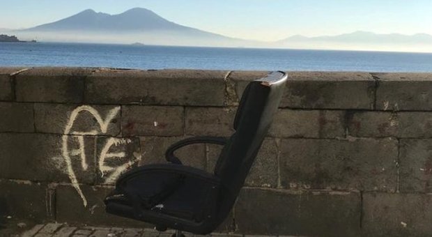 Una poltrona loasciata davanti al panorama del Golfo di Napoli