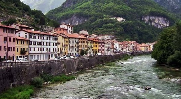 Cadavere di un uomo affiora dalle acque del Brenta: non ci sono denunce di scomparsi in zona