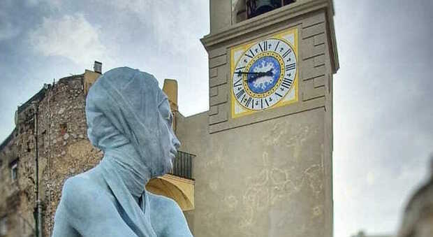 Capri, la scultura che rievoca lo scorrere del tempo di fronte al campanile in Piazzetta